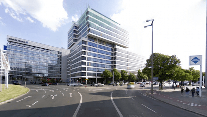 Das alte Telekomgebäude am Ernst-Reuter-Platz Ecke Bismarckstraße in Charlottenburg soll abgerissen und durch einen Neubau (nicht höher als der 22stöckige TU-Turm) ersetzt werden (Foto: Google-Streetview)