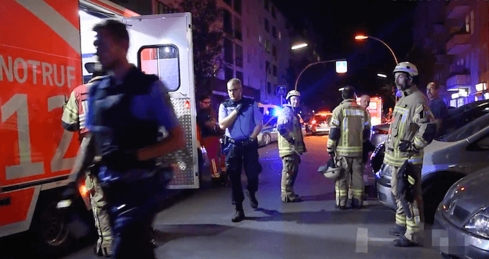 Vier Deutsch-Libanesen mussten am Samstagabend, 24. September 2016, in der Graefestraße in Berlin-Kreuzberg mit Schnittverletzungen und Prellungen in ein Krankenhaus gebracht werden, weil ein Kinderstreit in einem Clan eine Massenschlägerei auslöste (Foto: youtube/@facebook.com/hubber.me)