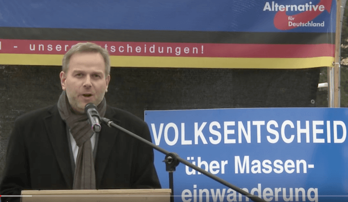 Ex-Radiomoderator Leif-Erkik Holm sammelte als AfD-Spitzenkandidat für den Schweriner Landtag Punkte, weil er das Volk über Masseneinwanderungen entscheiden lassen will (Foto: Youtube/AfD-Demo am 17.10.2015 in Rostock)
