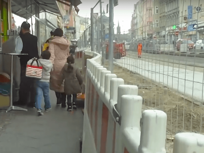 Dauerbaustelle Karl-Marx-Straße in Neukölln - die nächsten 380 Meter zwischen Uthmannstraße und Briesestraße werden bis Ende 2017 erneuert (Foto: Youtube/Hansi Herrmann)