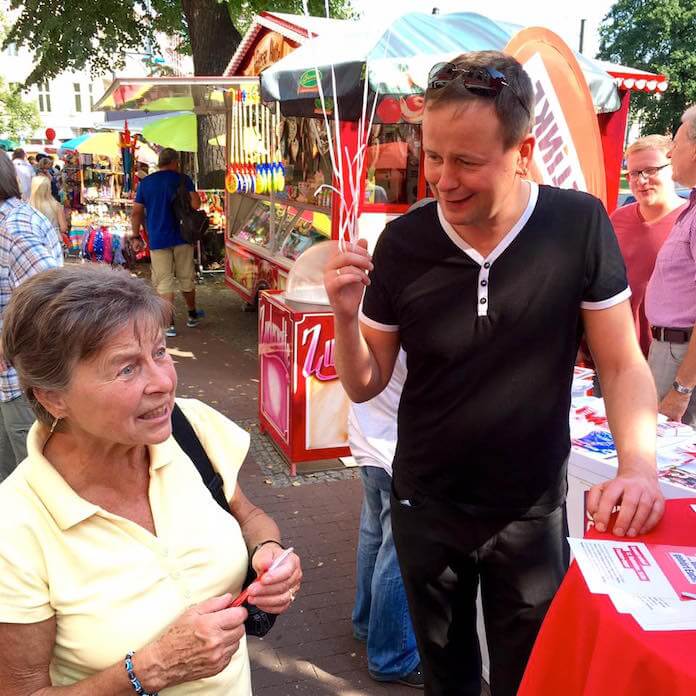 Berlins LINKEN-Spitzenkandidat Klaus Lederer holte mit seinem Slogan "Wem gehört die Stadt" viele Zurückgelassene ab. DIE LINKE hat nun gleichauf mit den Grünen 27 Sitze, 8 mehr als vorher (Foto: Facebook/Klaus Lederer)