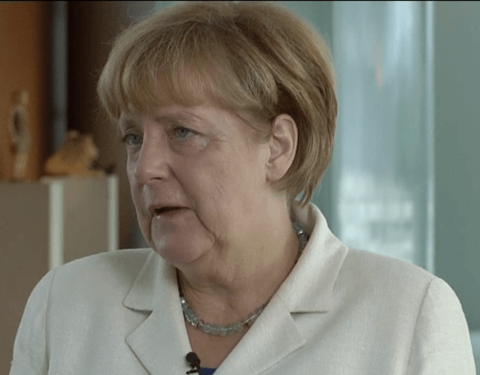 Bundeskanzlerin Angela Merkel (CDU) sagte gestern in ihrem Videopodcast, zu Reisen warum sie Reisen nach Arabien empfiehlt: "Wir wissen, dass es in diesen Ländern zum Teil eine sehr große Arbeitslosigkeit gibt, und deshalb ist der Tourismus natürlich eine Wachstumsbranche und eine Branche, die Menschen auch Zukunftsperspektiven eröffnet. Zum anderen ist es so, dass auch wir mehr über die Zusammenhänge verstehen". (Screenshot: Vidopodcast Bundeskanzlerin)