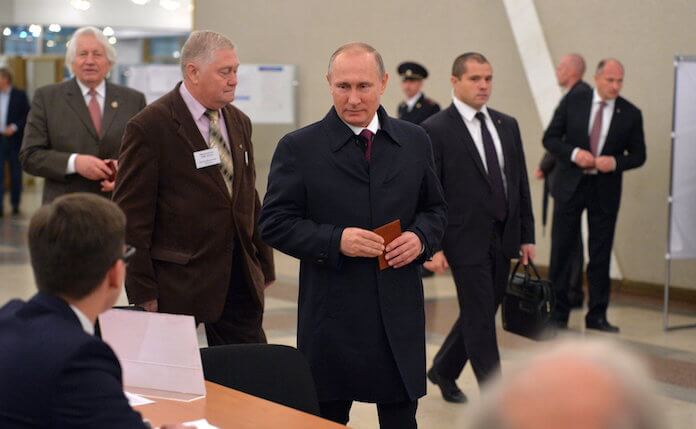 Wladimir Putin (63) gab gestern Mittag im Moskauer Wahllokal Nummer 2151 wortlich seine Stimme für die Staats-Duma ab (Foto: Kremlin.ru)