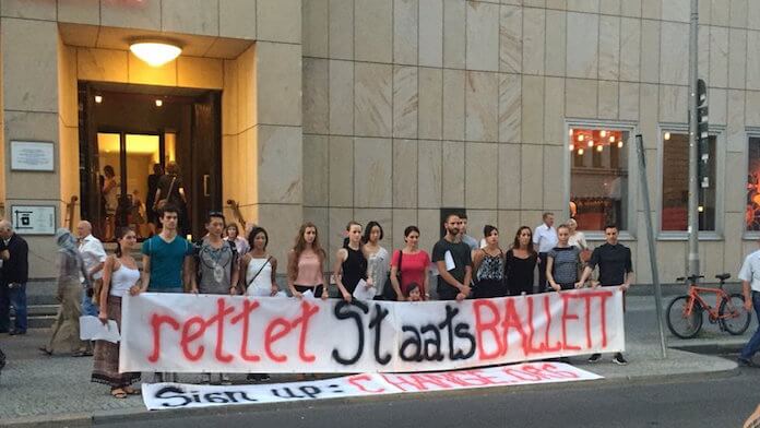 Demo vor der Komischen Oper: Die Tänzer fühlen sich offenkundig von der kulturpolitischen Entscheidung überrumpelt (Foto: Change.org)