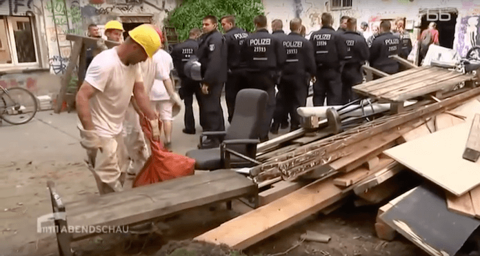 Gestern bestätigte das Landgericht zum 2. Mal, dass die Teilräumung der Rigaer Straße 94 durch die Polizei am 22. Juni 2016 rechtswidrig war, da es gar keinen Räumungstitel gab (Screenshot: Youtube/rbb Abendschau)