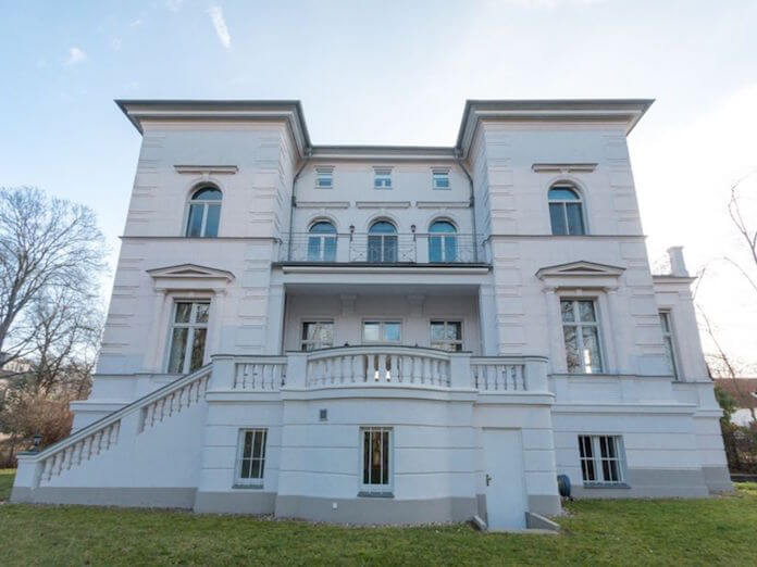Die Villa Sonnenthal mit drei Wohnungen und 17 Zimmern in Teltow steht leehr und ist für 4,5 Millionen Euro plus 7,14 Maklerprovision (Foto: Immobilienscout24/Allgemeine Grund & Boden Vermittlungsgesellschaft mbH Berlin-Zehlendorf)