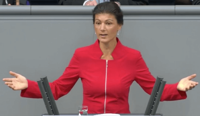 Gestern fragte Dr. Sahra Wagenknecht (LINKEN-Frakitonschefin) die Bundesarbeitsministerin Andrea Nahles (SPD), ob sie überhaupt ihren Gesetzesentwurf gelesen hat, der weiterin Missbrauch von Leiharbeit zulasse (Foto; Youtube)