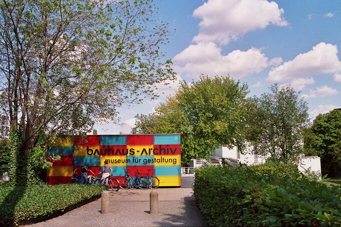 Bauhaus Archiv in Berlin. By janine pohl (Own work) [CC BY-SA 2.5 (http://creativecommons.org/licenses/by-sa/2.5)], via Wikimedia Commons.