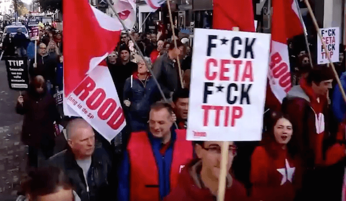 Die Wallonier bekamen am Samstag Zustimmung aus Amsterdam, wo Zehntausende Menschen auf die Strafße gingen und gegen CETA demonstrierten (Foto: Twitter/Robby Hiel)