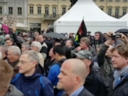 Einheitsfeier Dresden: Spießrutenlauf für Merkel, Lammert und Gauck Zum Glück konnten sich die Politiker in die Zelte flüchten: Hunderte wütende Menschen empfingen heute vormittag Deutschlands höchste Politiker auf dem Dresdener Neumarkt mit Plakaten "Merkel muss weg", Trillerpfeifen und Haut-ab-Rufen (Foto: Facebook/Lutz Bachmann)