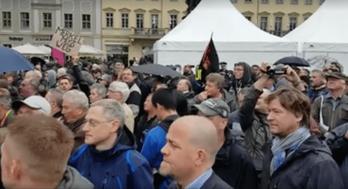 Zum Glück konnten sich die Politiker in die Zelte flüchten: Hunderte wütende Menschen empfingen heute vormittag Deutschlands höchste Politiker auf dem Dresdener Neumarkt mit Plakaten "Merkel muss weg", Trillerpfeifen und Haut-ab-Rufen (Foto: Facebook/Lutz Bachmann)