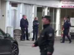 Nach dem Geiseldrama sicherten gestern Polizisten den Frisörsalon Super 10 Hair Company in der Dürener Innenstadt (Foto: youtube/WDR Aktuelle Stunde)