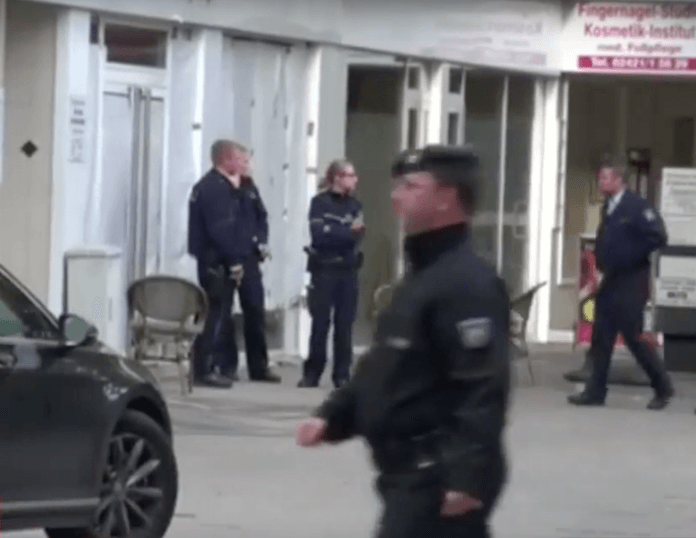 Nach dem Geiseldrama sicherten gestern Polizisten den Frisörsalon Super 10 Hair Company in der Dürener Innenstadt (Foto: youtube/WDR Aktuelle Stunde)