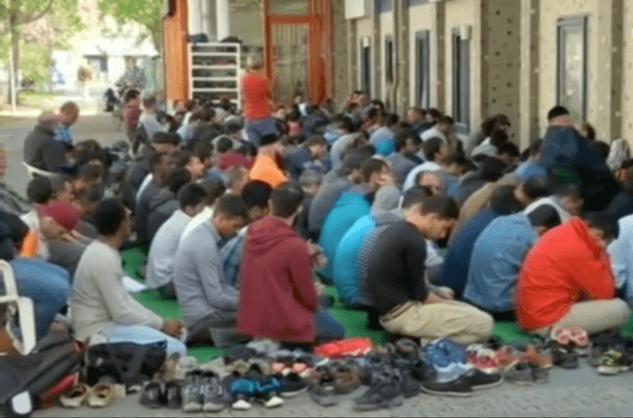 Jeden Freitag um 13 Uhr beten bis zu 200 Muslime draußen auf dem Bürgersteig vor Brandenburgs einziger Moschee, der Al Farouk Moschee in Potsdams Innenstadt Am Kanal 61 (Screenshot: rbb aktuell)