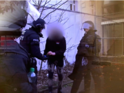Versuchte Gefangenenbefreiung: Rechte griffen Wache an Eine Gruppe von elf Rechten stürmten gestern um 17 Uhr gegen die Wache der Bundespolizei am Magdeburger Hauptbahnhof an, um einen zuvor festgenommenen Kameraden (32) zu befreien, der einen Passanten durch einen Kopfstoß verletzt hatte. Die Polizei konnte den Angriff abwehren. (Foto: Twitter/MDR_SAN)