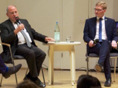 Dr. Gregor Gysi (68,links, DIE LINKE) redete auf einer Diskussionsveranstaltung mit Geschichts- und Philosophie-Student Eric Hattke vom Atticus e.V. am 2. Oktober 2016 im vollbesetzten Kulturrathaus in Dresden über die AfD Tacheles (Foto: Facebook/Atticus e.V.)