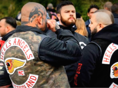 Ein Hells Angel aus der Schweiz wischte sich neben einem Bruder aus der Türkei (rechts) gestern Nachmittag auf der muslimischen Gräberstätte des Neuen Friedhofs in Gießen für den ermordeten Gießener Boss Aygün Mucuk (45) eine Träne aus dem Auge