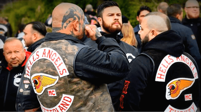 Ein Hells Angel aus der Schweiz wischte sich neben einem Bruder aus der Türkei (rechts) gestern Nachmittag auf der muslimischen Gräberstätte des Neuen Friedhofs in Gießen für den ermordeten Gießener Boss Aygün Mucuk (45) eine Träne aus dem Auge