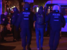 130 Hooligans randalierten gestern gegen 1 Uhr in der Partymeile Simon-Dach-Straße in Friedrichshain und zogen gegen ebenso viele Polizisten den Kürzeren (Screenshot: rbb aktuell)