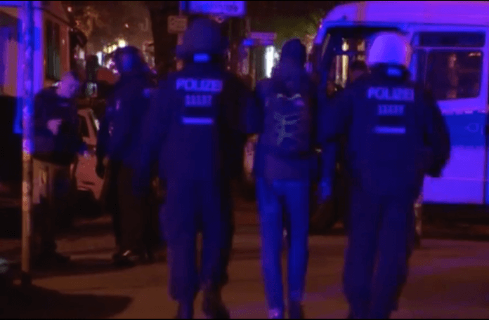 130 Hooligans randalierten gestern gegen 1 Uhr in der Partymeile Simon-Dach-Straße in Friedrichshain und zogen gegen ebenso viele Polizisten den Kürzeren (Screenshot: rbb aktuell)