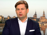CDU-Aussteiger Dr. Krah: Mit Merkel keine Veränderung möglich Der Politiker Dr. Maximilian Krah (39, Mitglied des Bundestages) aus Dresden ist aus der CDU ausgetreten und wirft Angela Merkel vor, an einer falschen Flüchtlingspolitik festzuhalten. Seinen Austritt aus der Partei beschreibt er auf seinem Blog als letzten Ausweg. (Foto: Youtube/RT Deutsch)