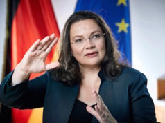 Wer falsche Angaben macht, wird mit bis zu 5.000 Euro Bußgeld belegt. Bundesarbeitsministerin Andrea Nahles (SPD) hat den Bußgeldkatalog für Hartz-IV-Empfänger rückwirkend ab 1. August 2016 verschärft (Foto: Facebook/Nahles)