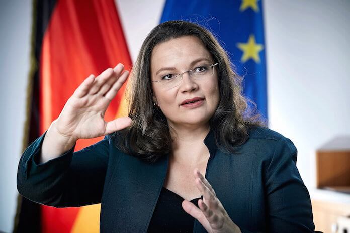 Wer falsche Angaben macht, wird mit bis zu 5.000 Euro Bußgeld belegt. Bundesarbeitsministerin Andrea Nahles (SPD) hat den Bußgeldkatalog für Hartz-IV-Empfänger rückwirkend ab 1. August 2016 verschärft (Foto: Facebook/Nahles)