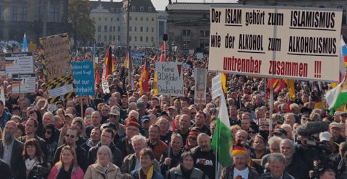 Deutlich weniger Bürger kamen zum zweiten Geburtstag von Pegida. 8.000 Menschen demonstrierten gestern mittag auf dem Theaterplatz vor der Semperoper. Zum einjähirgen Jubiläum kam noch 20.000 Demonstranten. (Foto: Facebook/Lutz Bachmann)