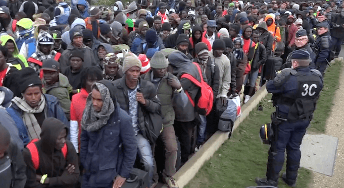Polizei räumt Calais Migranten nach Deutschland