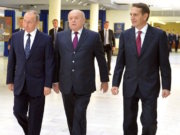 Neuer Chef-Spion: Putin will alle Russen im Ausland schützen Wladimir Putin mit dem scheidenden Auslandsspionage-Chef Mikhail Fradkov und dem neuen Superspion Sergei Naryshkin (Foto: kremlin.ru)