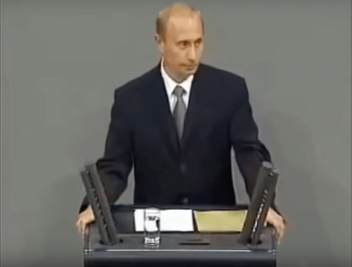 25. September 2001. Auftritt des russischen Staatspräsidenten Wladimir Putin im Deutschen Bundestag mit seiner Rede in deutscher Sprache über die deutsch-russischen Beziehungen und den Vorschlag zur wirtschaftlichen Zusammenarbeit von Lissabon bis Wladiwostok (Youtube/Livemitschnitt Bundestag)