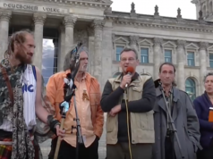 Reichsbürger-Demo am 3. Oktober 2016 vor dem Reichstag in Berlin. "Der II. Weltkrieg ist nicht beendet. 1945 wurden keine Friedensverträge geschlossen." (Foto: youtube/staatenlos.info)