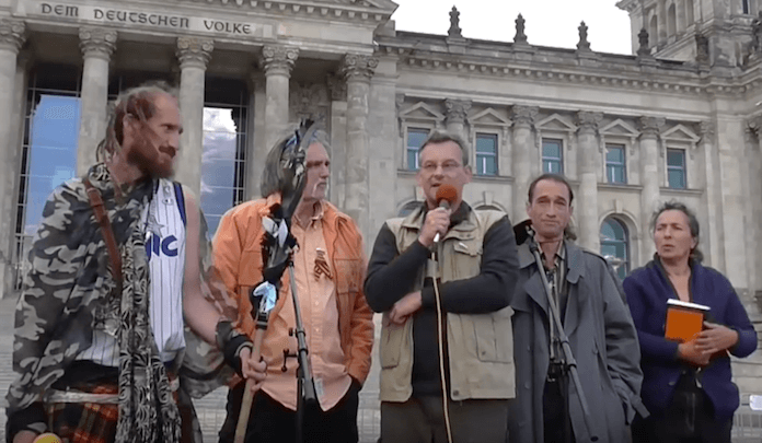 Reichsbürger-Demo am 3. Oktober 2016 vor dem Reichstag in Berlin. "Der II. Weltkrieg ist nicht beendet. 1945 wurden keine Friedensverträge geschlossen." (Foto: youtube/staatenlos.info)