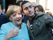 New York Times: „Angela Merkel must go“ Die Security sagte nein, Bundeskanzlerin Angela Merkel (CDU) erlaubte dennoch beim Besuch einer Erstaufnahmeeinrichtung für Flüchtlinge der Arbeiterwohlfahrt in Berlin-Spandau am 10. September 2015 Selfies von sich mit jungen Syrern wie hier mit Anas Modamani (19). „Merkel sehr gut“, sagte auch der 23-jährige Flüchtling Hammd der Berliner Zeitung. Die ehrenamtliche Helferin Julia Grewe dagegen klagte gegenüber der Kanzlerin: „Wir können das nicht mehr sehr lange machen, irgendwann müssen wir auch wieder in unseren Berufen arbeiten“. Und: Weil es an Unterkünften mangelt bekommt ein Teil der Flüchtlinge Gutscheine für Übernachtungen. Doch immer mehr Betreiber von Hostels und Herbergen, schüttelten nur noch den Kopf, berichtete Julia Grewe, nicht weil sie etwas gegen Flüchtlinge hätten. Das Lageso, das Berliner Landesamt für Gesundheit und Soziales, sei ein äußerst säumiger Zahler. Manche Betreiber von Unterkünften hätten Außenstände von etlichen Tausend Euro (Foto: Facebook/Anas Modamani)