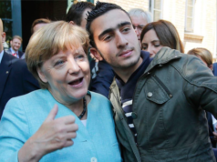 Die Security sagte nein, Bundeskanzlerin Angela Merkel (CDU) erlaubte dennoch beim Besuch einer Erstaufnahmeeinrichtung für Flüchtlinge der Arbeiterwohlfahrt in Berlin-Spandau am 10. September 2015 Selfies von sich mit jungen Syrern wie hier mit Anas Modamani (19). „Merkel sehr gut“, sagte auch der 23-jährige Flüchtling Hammd der Berliner Zeitung. Die ehrenamtliche Helferin Julia Grewe dagegen klagte gegenüber der Kanzlerin: „Wir können das nicht mehr sehr lange machen, irgendwann müssen wir auch wieder in unseren Berufen arbeiten“. Und: Weil es an Unterkünften mangelt bekommt ein Teil der Flüchtlinge Gutscheine für Übernachtungen. Doch immer mehr Betreiber von Hostels und Herbergen, schüttelten nur noch den Kopf, berichtete Julia Grewe, nicht weil sie etwas gegen Flüchtlinge hätten. Das Lageso, das Berliner Landesamt für Gesundheit und Soziales, sei ein äußerst säumiger Zahler. Manche Betreiber von Unterkünften hätten Außenstände von etlichen Tausend Euro (Foto: Facebook/Anas Modamani)