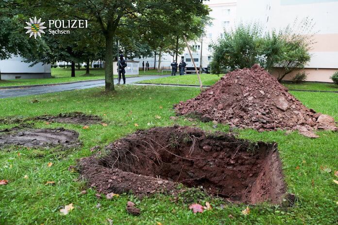 Zur kontrollierten Sprengung des hochbrisanten Sprengstoffs wurden gestern Nachmittag mehrere Löcher hinter dem Block im Fritz-Heckert-Viertel in Chemnitz ausgehoben (Foto: Polizei Sachsen)