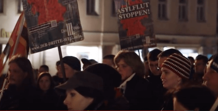 Wutbürger-Demo a 17. November 2015 in der Freien Bergstadt Oedaran. In der sächsischen Kleinstadt (8.000 Einwohner) zeigt sich, dass die Akzeptanz extremer Positionen wie die der Kleinpartei III. Weg mit Sitz in Bad Dürkheim (Rheinland-Pfalz, 200 Mitglieder) wächst: "Den Volkstod stoppen. Keine Asylheime in deiner Nachbarschaft!" (Foto: Youtube/ZDF)