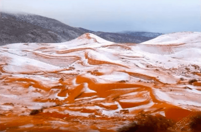 Afrika: Zum ersten mal Schnee in der Sahara seit 37 Jahren (Foto: Mary Greeley)