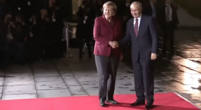 Putin Merkels Wiederwahl mit Falschmeldungen verhindern