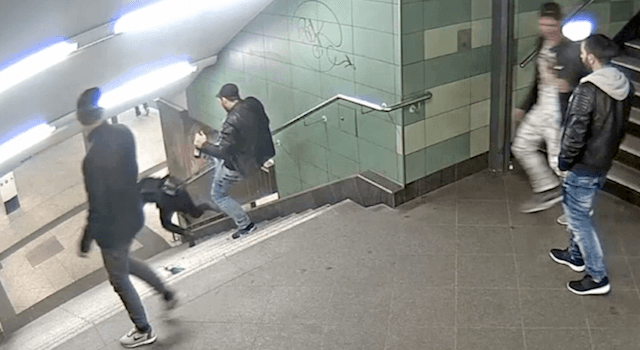 Video Migranten Neukölln Gang Frau Treppe U-Bahnhof Hermannstraße