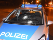 Köpenicker Straße Unbekannte attackieren Polizeiautos mit Steinen