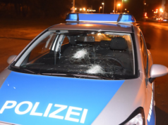 Köpenicker Straße Unbekannte attackieren Polizeiautos mit Steinen