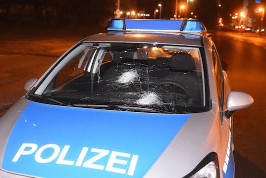 Köpenicker Straße Unbekannte attackieren Polizeiautos mit Steinen