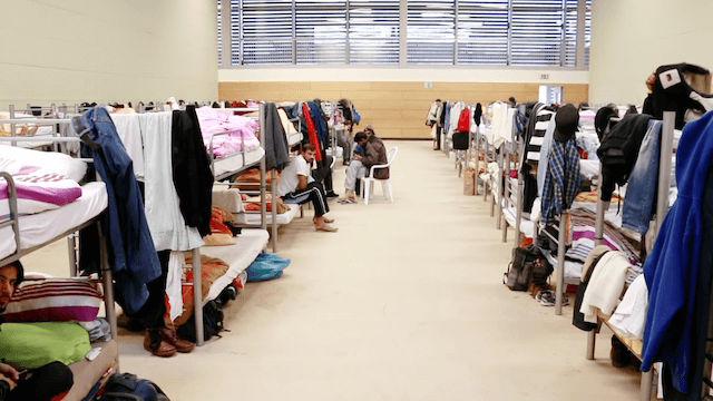 Berlin Flüchtlinge verlassen Turnhallen