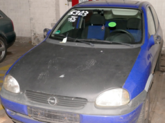 Blauer Opel Corsa