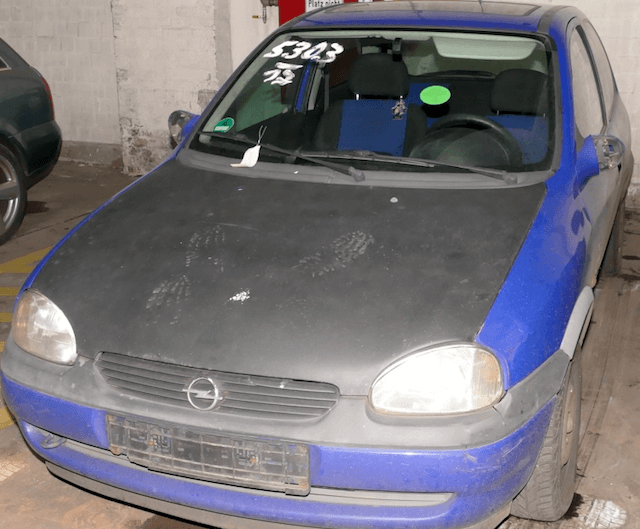 Blauer Opel Corsa