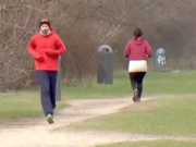 Mauerpark Räuber Joggerin Ziegelstein Kiefer