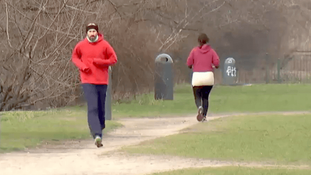 Mauerpark Räuber Joggerin Ziegelstein Kiefer