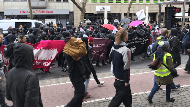 AfD-Delegierte Spießrutenlauf Köln