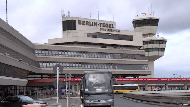 Trotz Volksentscheid halten Bundesregierung und Brandenburg an ihren Plänen fest, den Flughafen Tegel zu schließen. (Screenshot: YouTube)